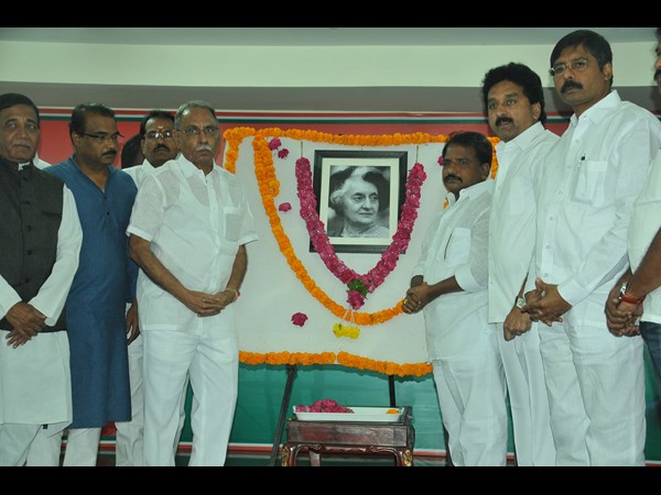 ఇందిరా భవన్‌లో ఇందిరా గాంధీకి నివాళి