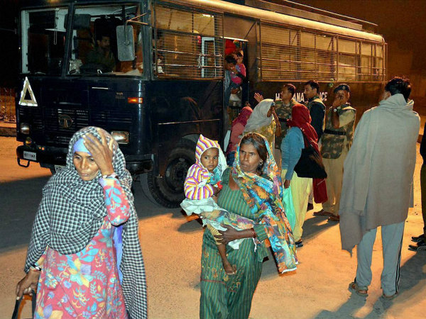 Hisar stand-off: Six dead; police rule out talks, ask Rampal to surrender Hisar stand-off: Six dead; police rule out talks, ask Rampal to surrender