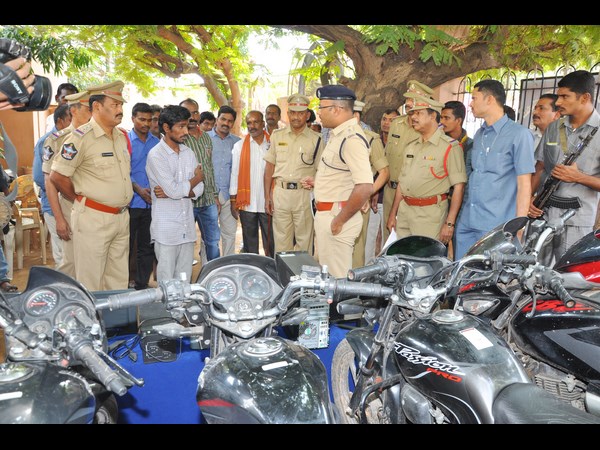  జల్సాల కోసం ఇంజనీరింగ్ విద్యార్ధులు చోరీలు