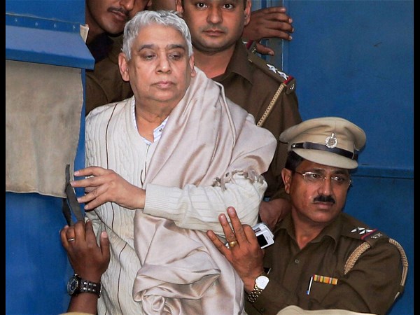 రాంపాల్‌పై రామ్‌దేవ్ నిప్పులు, రవిశంకర్ ఫోన్ చేస్తే కట్! 