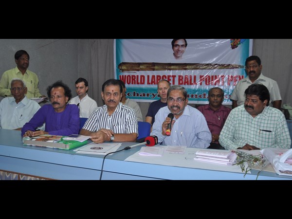  అతి పెద్ద 'పెన్ను'తో గిన్నిస్ రికార్డు 