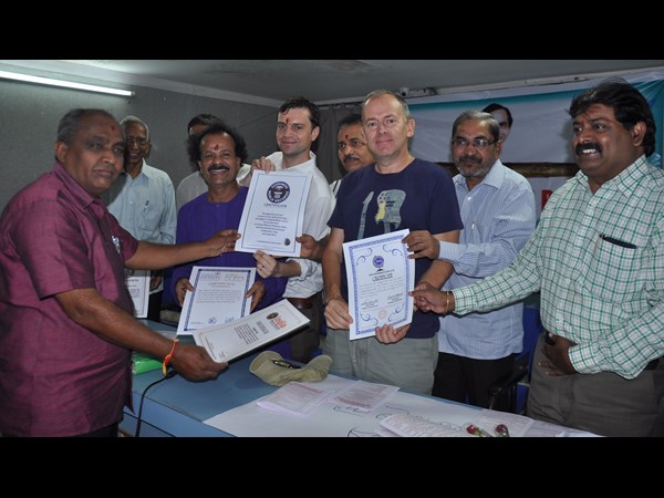 అతి పెద్ద 'పెన్ను'తో గిన్నిస్ రికార్డు 