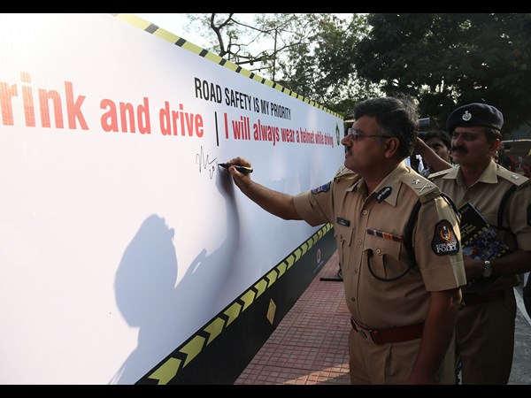 'మద్యం తాగి వాహనం నడపవద్దు'