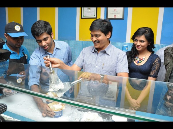 హాజిల్స్‌కు అవార్డు.. మయలీల 2 టీమ్ సందడి