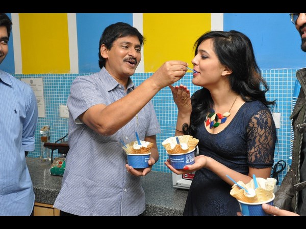 హాజిల్స్‌కు అవార్డు.. మయలీల 2 టీమ్ సందడి