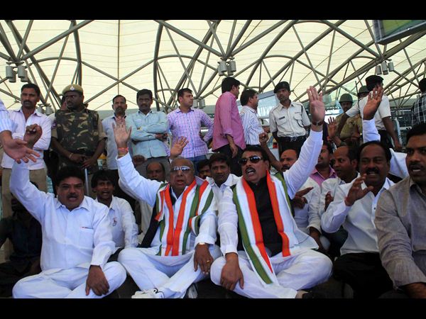 కాంగ్రెసు నేతల నిరసన