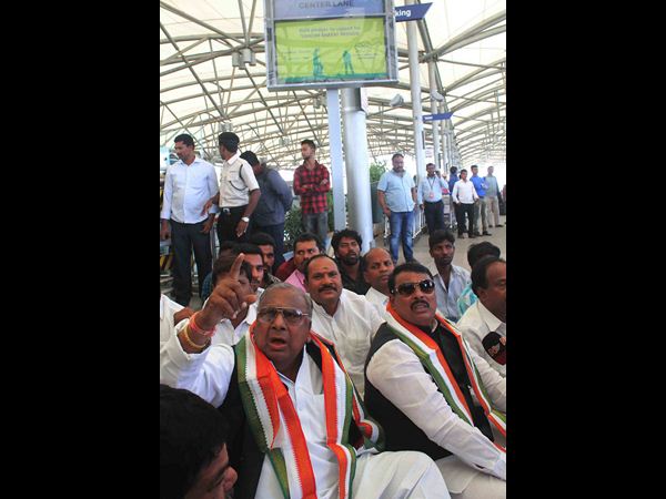 ఇలా నినాదాలు..