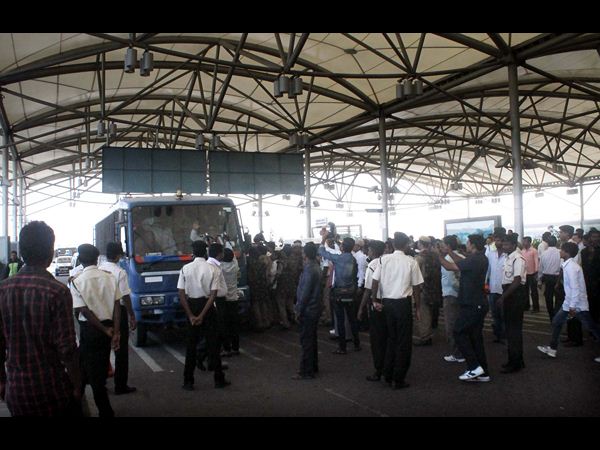 విమానాశ్రయం వద్ద ఇలా..