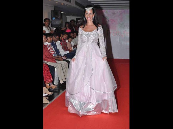  ప్రెటిఫికేషన్ ఫ్యాషన్‌లో అందాలు ఆరబోత