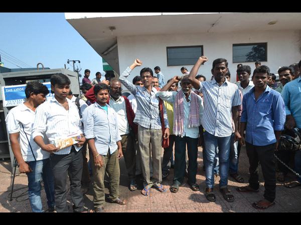  ర్యాగింగ్ వల్లే మృతి, నర్సింగ్ విద్యార్ధి తల్లిదండ్రులు