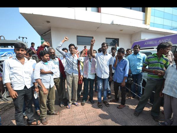  ర్యాగింగ్ వల్లే మృతి, నర్సింగ్ విద్యార్ధి తల్లిదండ్రులు