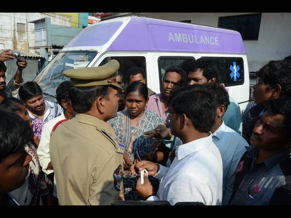 ర్యాగింగ్ వల్లే మృతి, నర్సింగ్ విద్యార్ధి తల్లిదండ్రులు