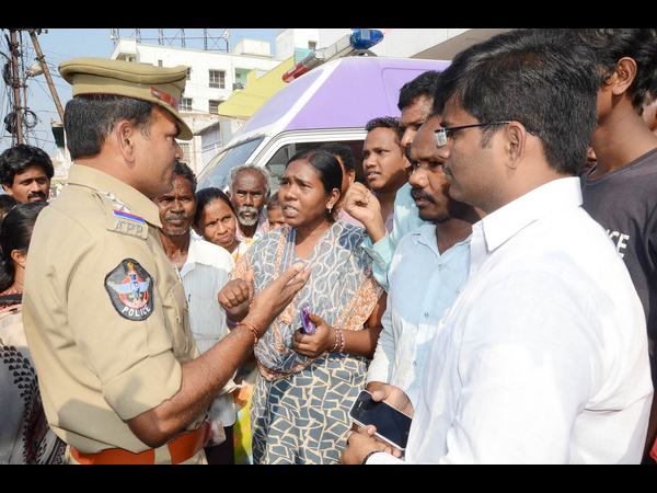 ర్యాగింగ్ వల్లే మృతి, నర్సింగ్ విద్యార్ధి తల్లిదండ్రులు