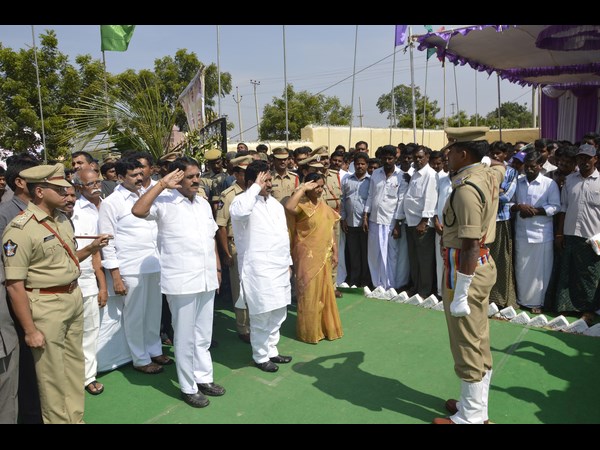 పరిటాలపై కుట్ర చేశారు.. పరిటాలపై కుట్ర చేశారు..