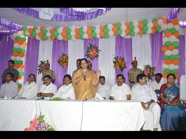 పోలీసులకు స్వేచ్ఛ.. పోలీసులకు స్వేచ్ఛ..