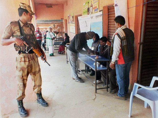  పొలింగ్: కాశ్మీర్‌లో బాంబు, జార్ఖండ్‌లో మందుపాతర