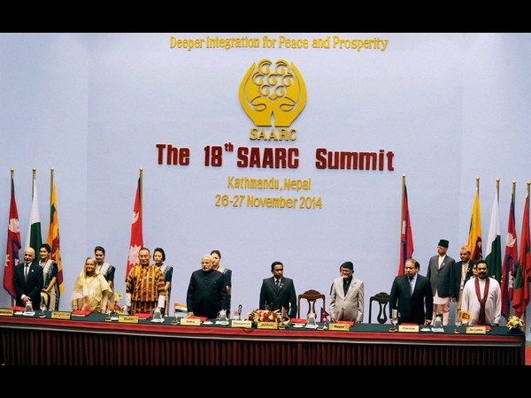 రోడ్డు మార్గంలో వద్దామంటే మా అధికారులు భయపడ్డారు: ప్రధాని మోడీ రోడ్డు మార్గంలో వద్దామంటే మా అధికారులు భయపడ్డారు: ప్రధాని మోడీ