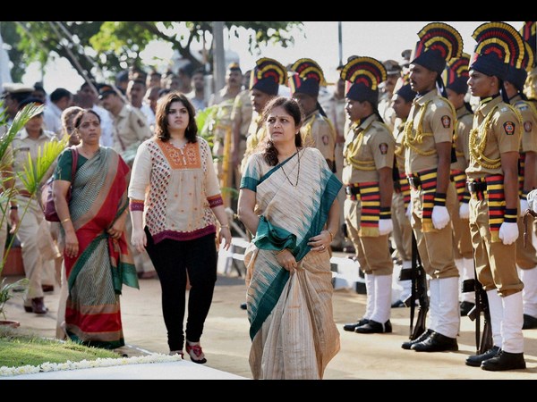 26/11 ఉగ్రవాద దాడులకు నేటితో ఆరేళ్లు పూర్తి.. అమరవీరులకు నివాళులు 