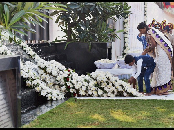  26/11 ఉగ్రవాద దాడులకు నేటితో ఆరేళ్లు పూర్తి.. అమరవీరులకు నివాళులు 