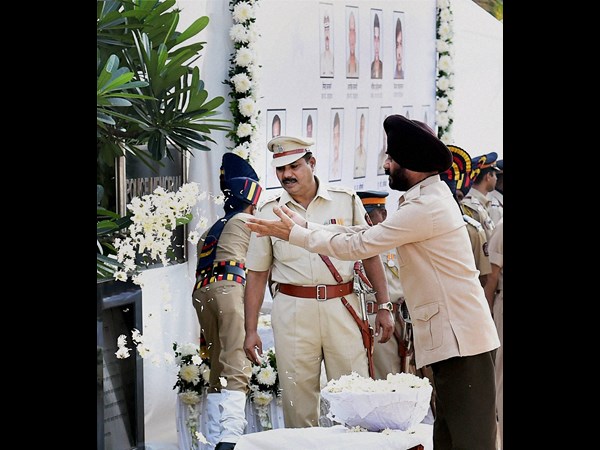 26/11 ఉగ్రవాద దాడులకు నేటితో ఆరేళ్లు పూర్తి.. అమరవీరులకు నివాళులు 