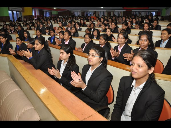 అలరించిన విల్లా మేరి కాలేజి 