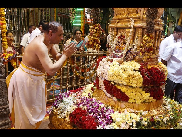 గవర్నర్ పూజలు