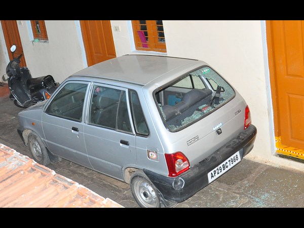 బండరాయి కట్టాడు..