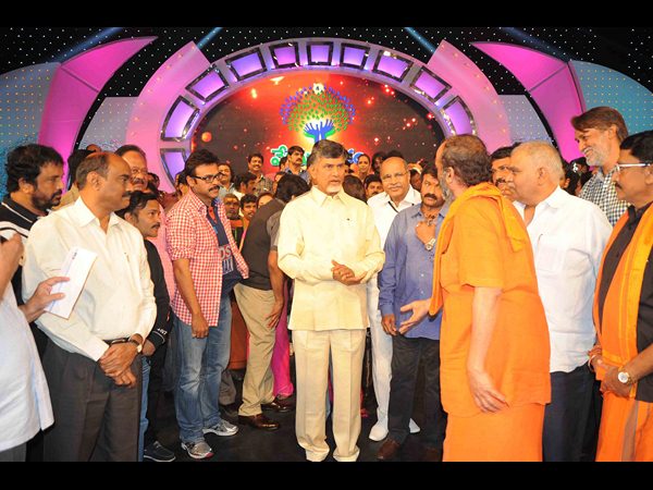 చంద్రబాబుతో కరచాలనం