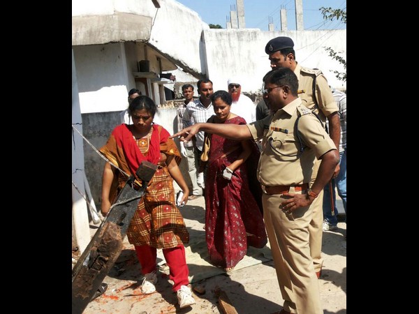 కరీంనగర్‌లో పేలుడు, చెల్లాచెదురైన శరీర భాగాలు
