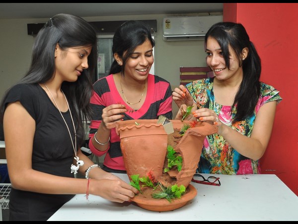 అలరించిన ముందస్తు ఫ్యాషన్ షో