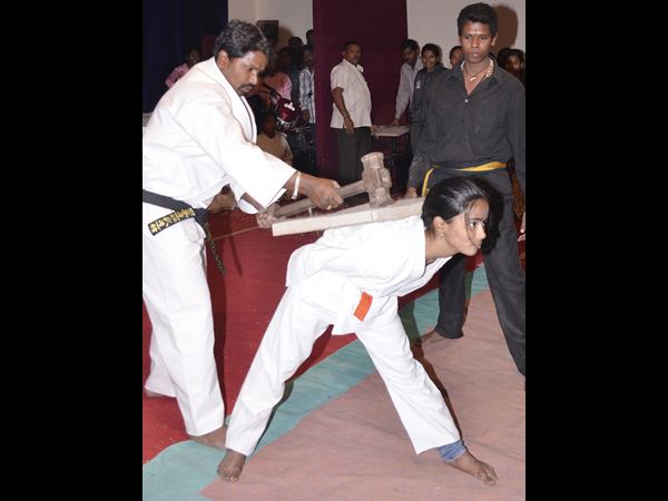 ఒళ్లు గగుర్పొడిచే సాహస విన్యాసాలు ఒళ్లు గగుర్పొడిచే సాహస విన్యాసాలు