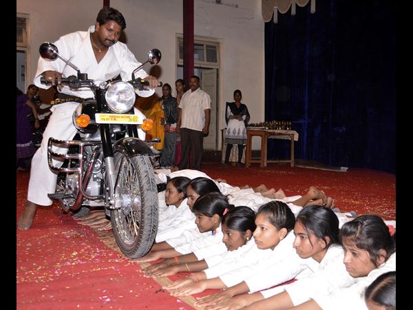 ఒళ్లు గగుర్పొడిచే సాహస విన్యాసాలు ఒళ్లు గగుర్పొడిచే సాహస విన్యాసాలు