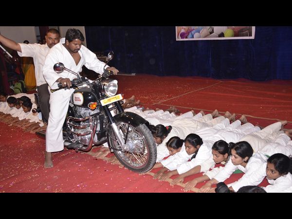ఒళ్లు గగుర్పొడిచే సాహస విన్యాసాలు ఒళ్లు గగుర్పొడిచే సాహస విన్యాసాలు