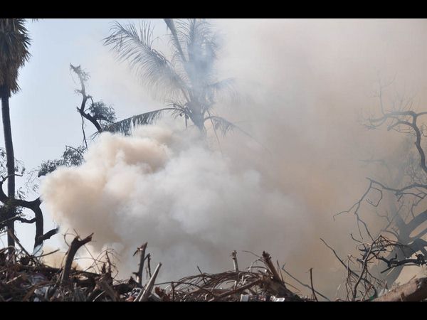 డంపింగ్ యార్డులో మంటలు.. శ్రమించిన అగ్నిమాపక సిబ్బంది డంపింగ్ యార్డులో మంటలు.. శ్రమించిన అగ్నిమాపక సిబ్బంది