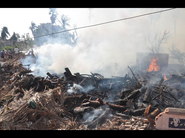 డంపింగ్ యార్డులో మంటలు.. శ్రమించిన అగ్నిమాపక సిబ్బంది డంపింగ్ యార్డులో మంటలు.. శ్రమించిన అగ్నిమాపక సిబ్బంది