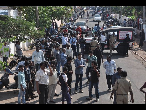 డంపింగ్ యార్డులో మంటలు.. శ్రమించిన అగ్నిమాపక సిబ్బంది డంపింగ్ యార్డులో మంటలు.. శ్రమించిన అగ్నిమాపక సిబ్బంది