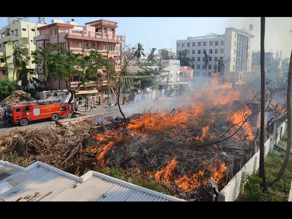 డంపింగ్ యార్డులో మంటలు.. శ్రమించిన అగ్నిమాపక సిబ్బంది డంపింగ్ యార్డులో మంటలు.. శ్రమించిన అగ్నిమాపక సిబ్బంది