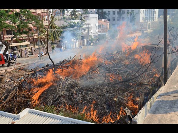 డంపింగ్ యార్డులో మంటలు.. శ్రమించిన అగ్నిమాపక సిబ్బంది డంపింగ్ యార్డులో మంటలు.. శ్రమించిన అగ్నిమాపక సిబ్బంది