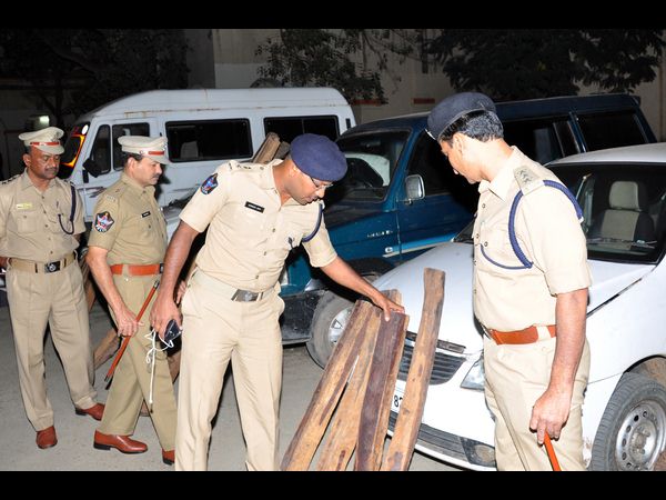 స్మగ్లర్ల అరెస్ట్