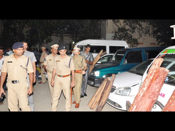 స్మగ్లర్ల అరెస్ట్