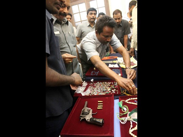  తుపాకీతో బెదిరించి నగలు దోచుకున్నారు..