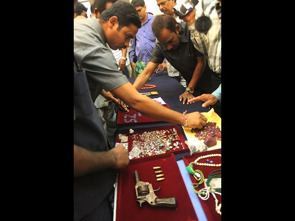 తుపాకీతో బెదిరించి నగలు దోచుకున్నారు..