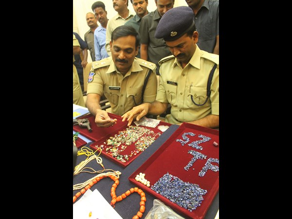 తుపాకీతో బెదిరించి నగలు దోచుకున్నారు..