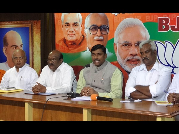 BJP hits back at Congress, terms it a party of many turns BJP hits back at Congress, terms it a party of many turns