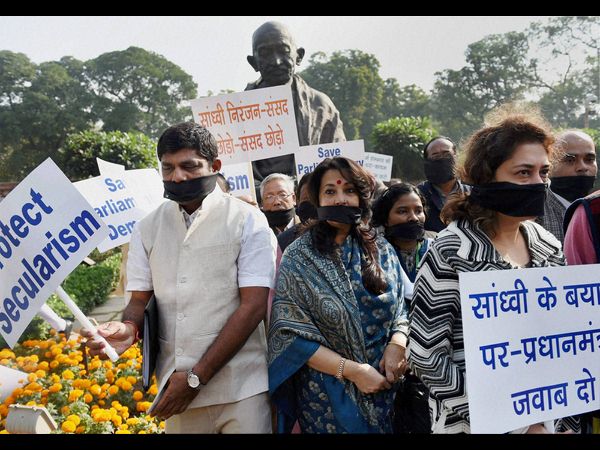  మూతికి నల్లగుడ్డతో ప్రతిపక్ష ఎంపీలు