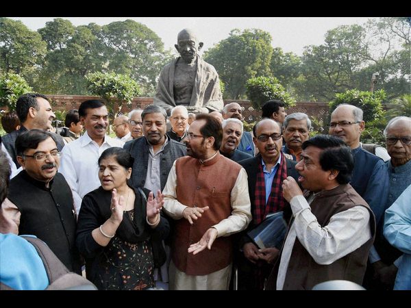 మూతికి నల్లగుడ్డతో ప్రతిపక్ష ఎంపీలు