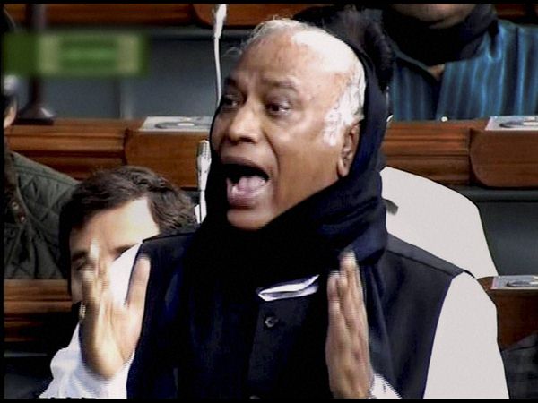  మూతికి నల్లగుడ్డతో ప్రతిపక్ష ఎంపీలు