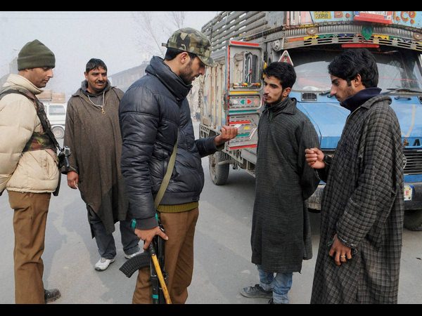 కాశ్మీర్‌లో వేర్వేరు చోట్ల ఉగ్రవాదులు దాడులు