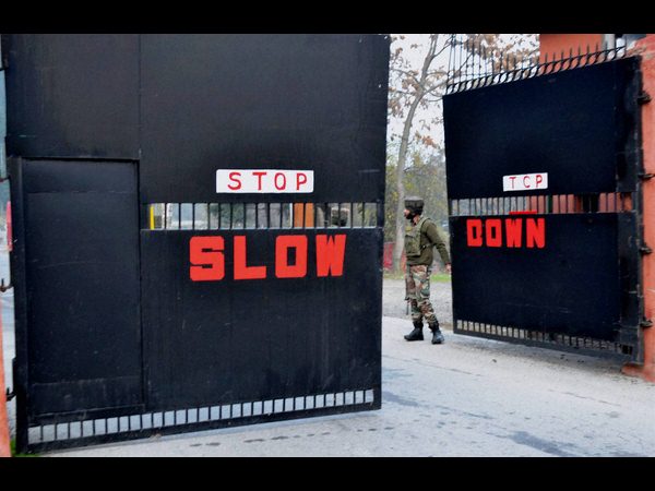 కాశ్మీర్‌లో వేర్వేరు చోట్ల ఉగ్రవాదులు దాడులు