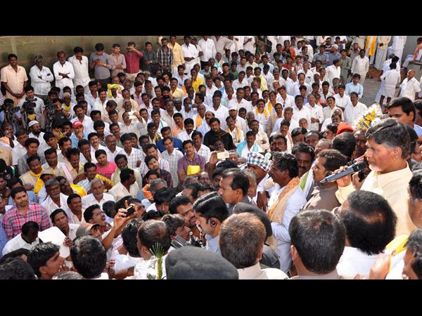 రైతులతో చంద్రబాబు